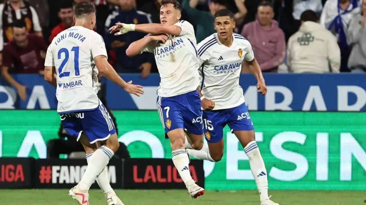 Valera, en el centro de la imagen, empat&oacute; el gol con el que el Racing se adelant&oacute; al Real Zaragoza en La Romareda. Foto: LaLiga