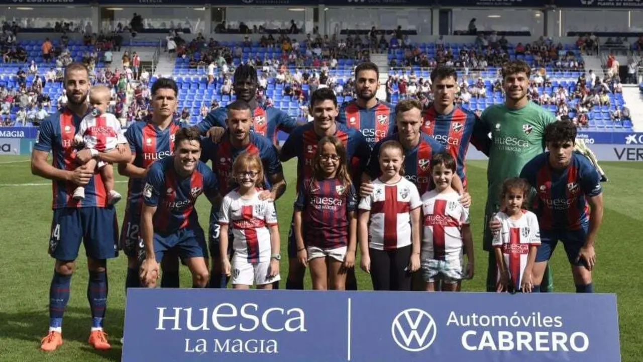 Once del Huesca contra el Villarreal B en El Alcoraz. Foto: LaLiga