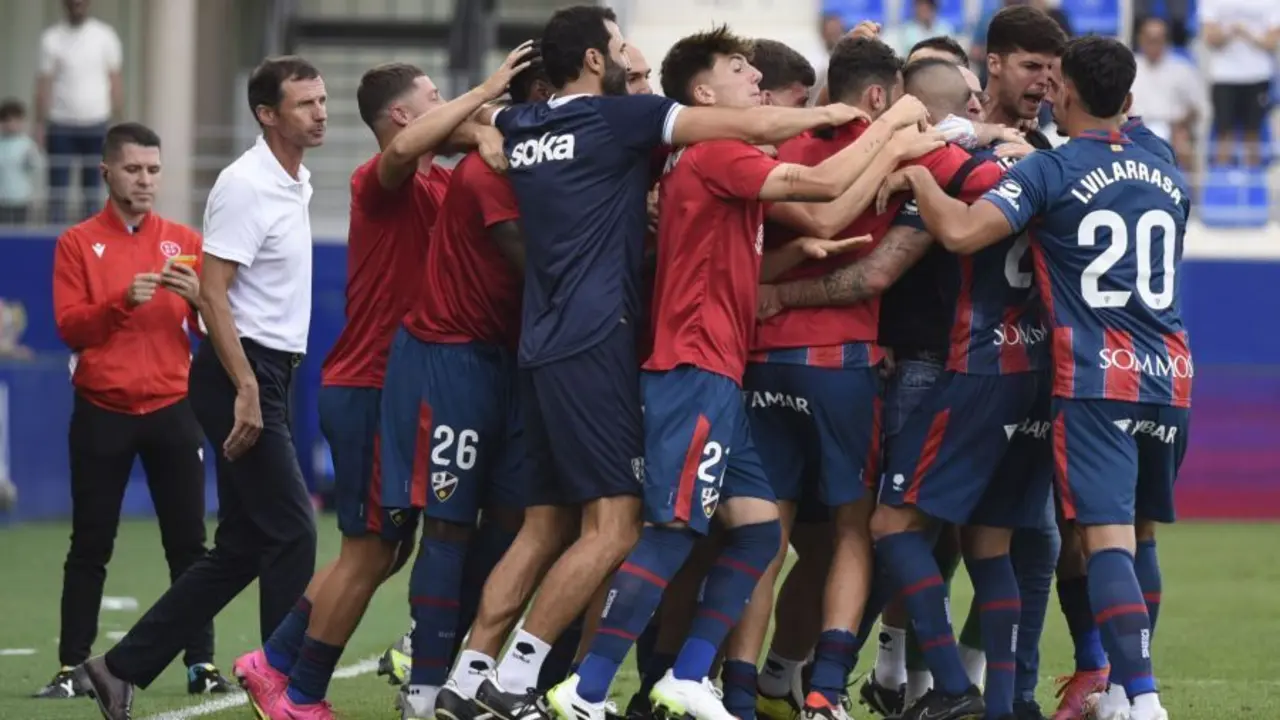 Ziganda observa a sus jugadores que formaron una gran pi&ntilde;a tras empatar al Villarreal B cuando el partido expiraba. Foto: LaLiga