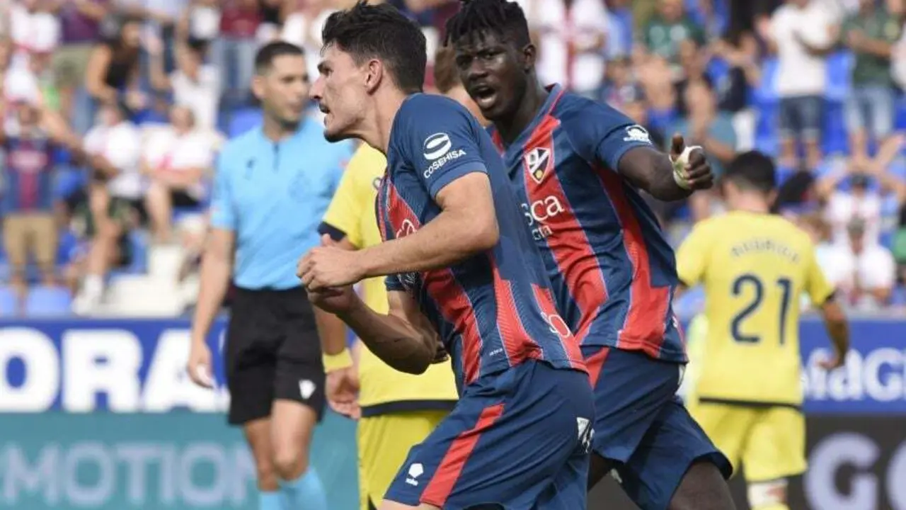 Obeng acude a felicitar a Loureiro tras el gol que acerc&oacute; al Huesca al Villarreal B. Foto: LaLiga