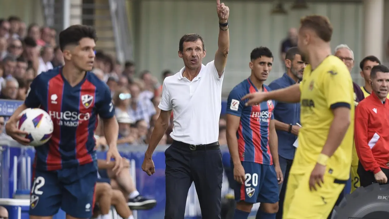 `Cuco&acute; Ziganda en el partido del Huesca ante el Villarreal B