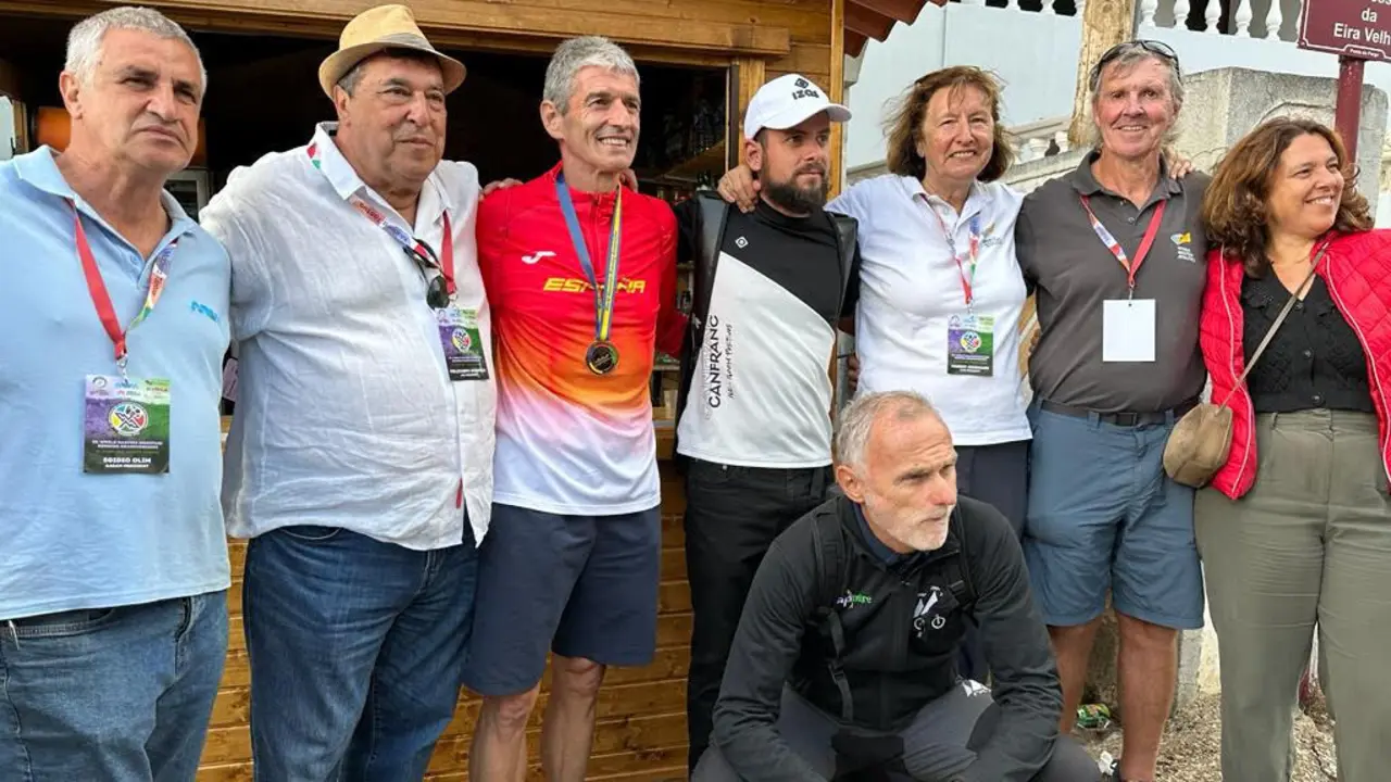 Alex Varela, cuarto por la derecha de pie, recogi&oacute; el testigo del Mundial de veteranos en Madeira. Foto: Nancy Hobbs 