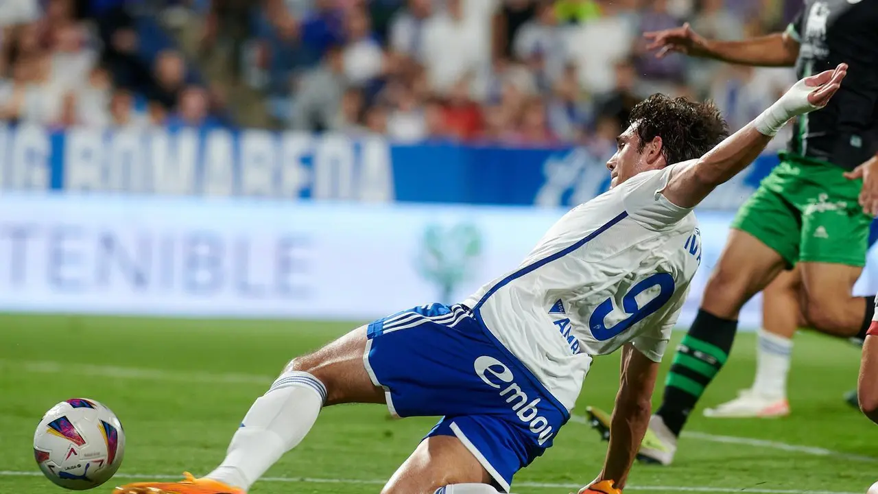 Iv&aacute;n Az&oacute;n, en el empate del Real Zaragoza ante el Racing | Foto: Tino Gil / RZ