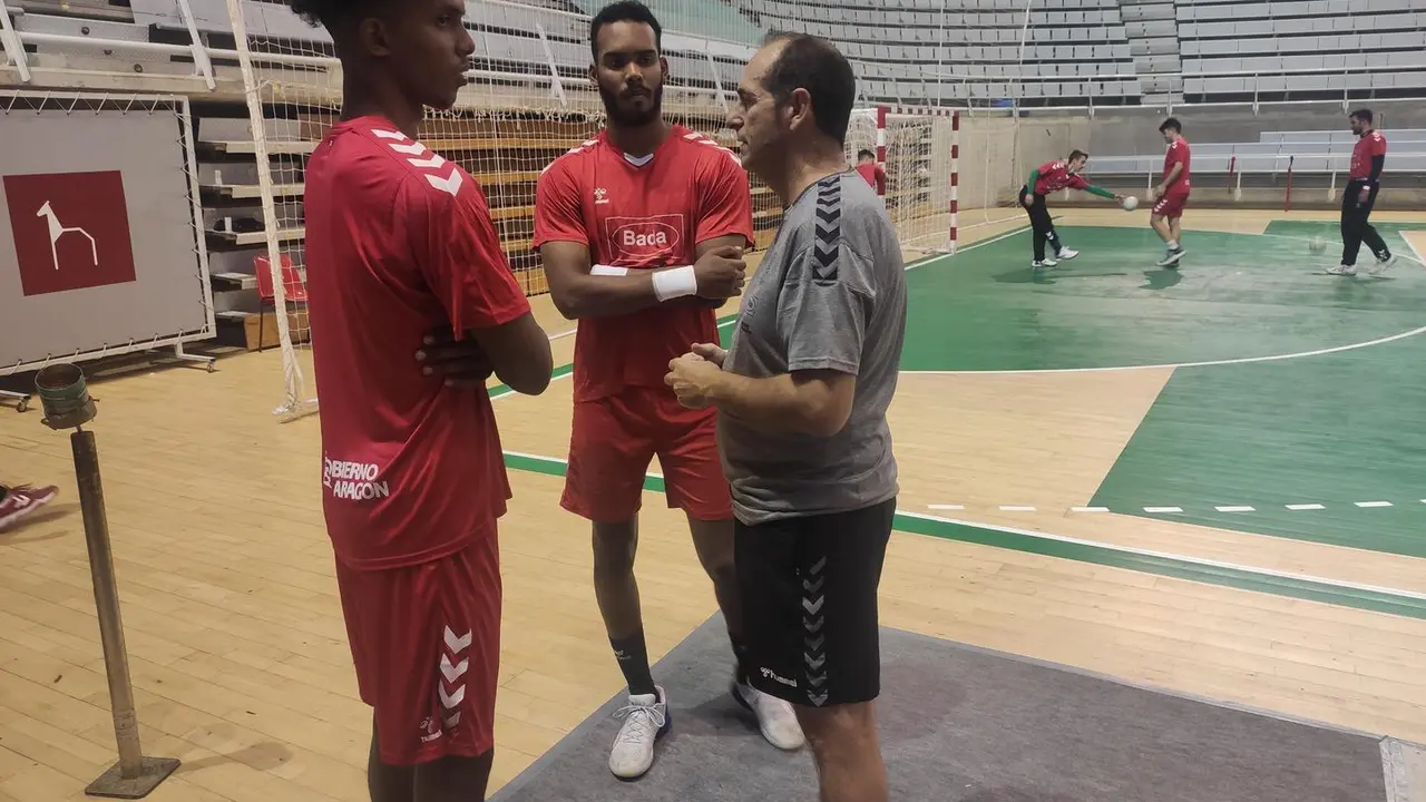 Nolasco conversa con los hermanos Cordi&eacute;s, Samuel Alejandro, en primer plano. Foto: Sportaragon