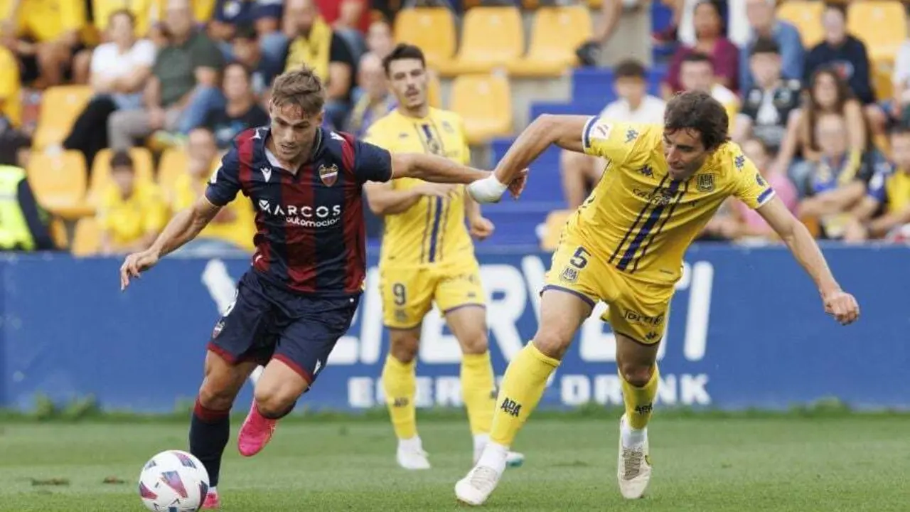 Mosquera lucha el esf&eacute;rico durante el Alcorc&oacute;n - Levante. Foto: La Liga.
