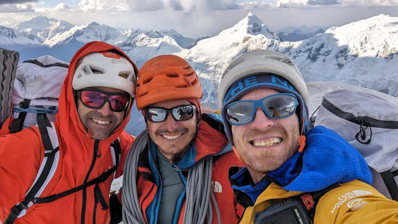 Los hermanos Pou con Micher Quito en el Ranrapalca de la Cordillera Blanca. Foto: Hermanos Pou