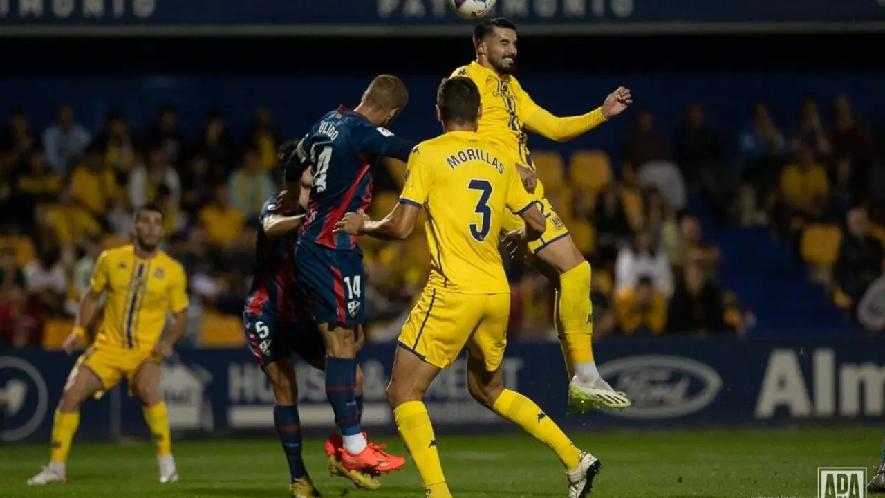 Pulido y Morillas pugnan por un bal&oacute;n en el partido entre el Alcorc&oacute;n y el Huesca