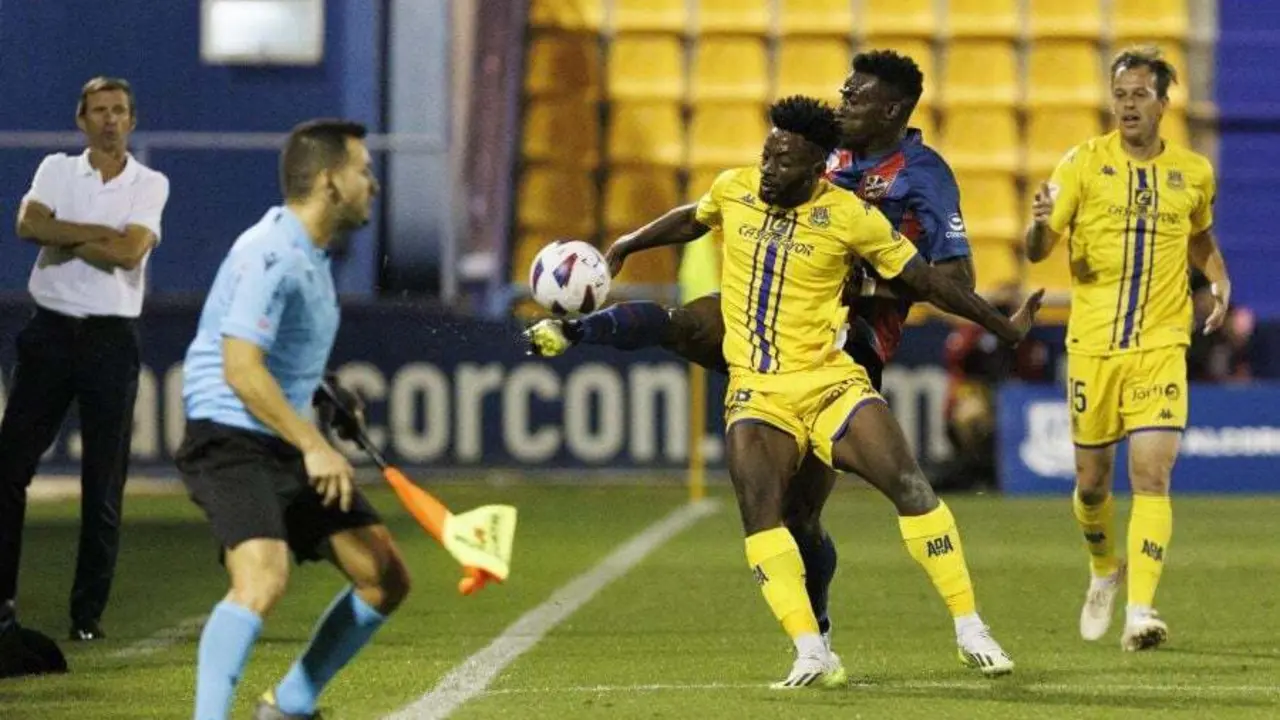 Ziganda observa una jugada del Alcorc&oacute;n Huesca. Foto: LaLiga