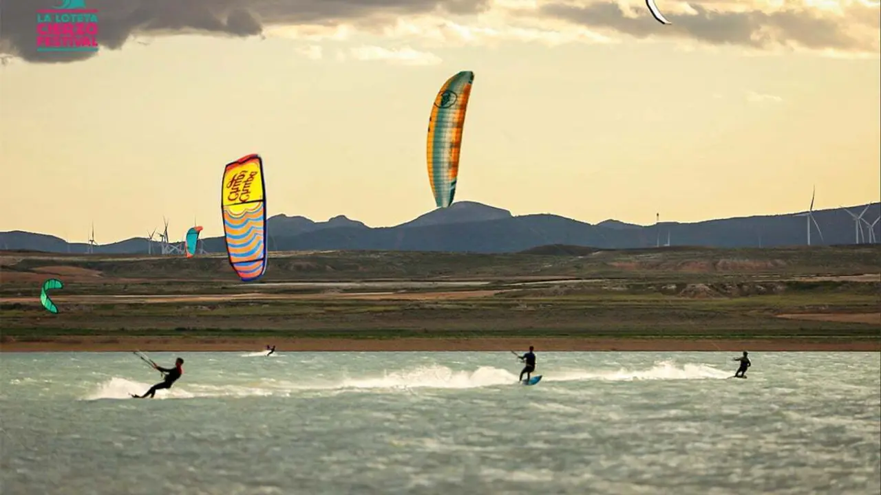 El kiitesuf es siempre una prueba espectacular sobre las aguas del embalse de La Loteta. Foto: Seakitepics - Tamara Fern&aacute;ndez
