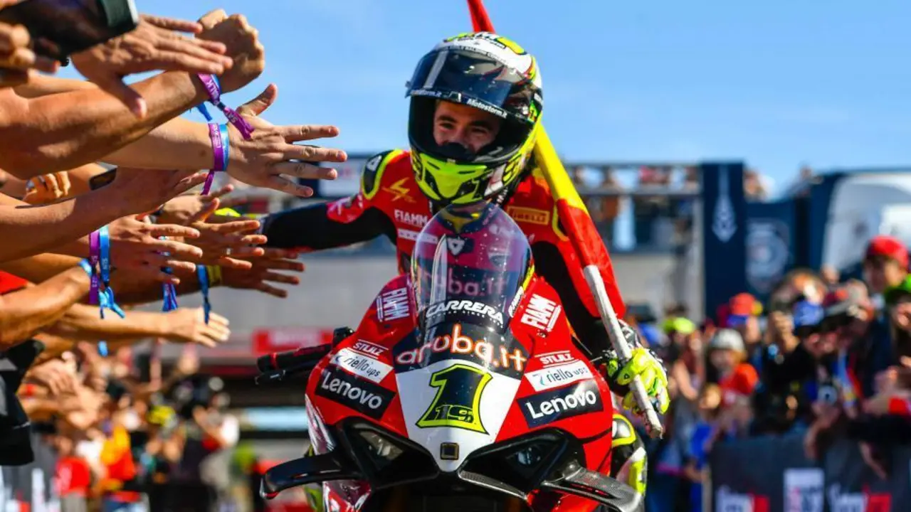 &Aacute;lvaro Bautista con los aficionados en su gran domingo en MotorLand. Foto: Cedida