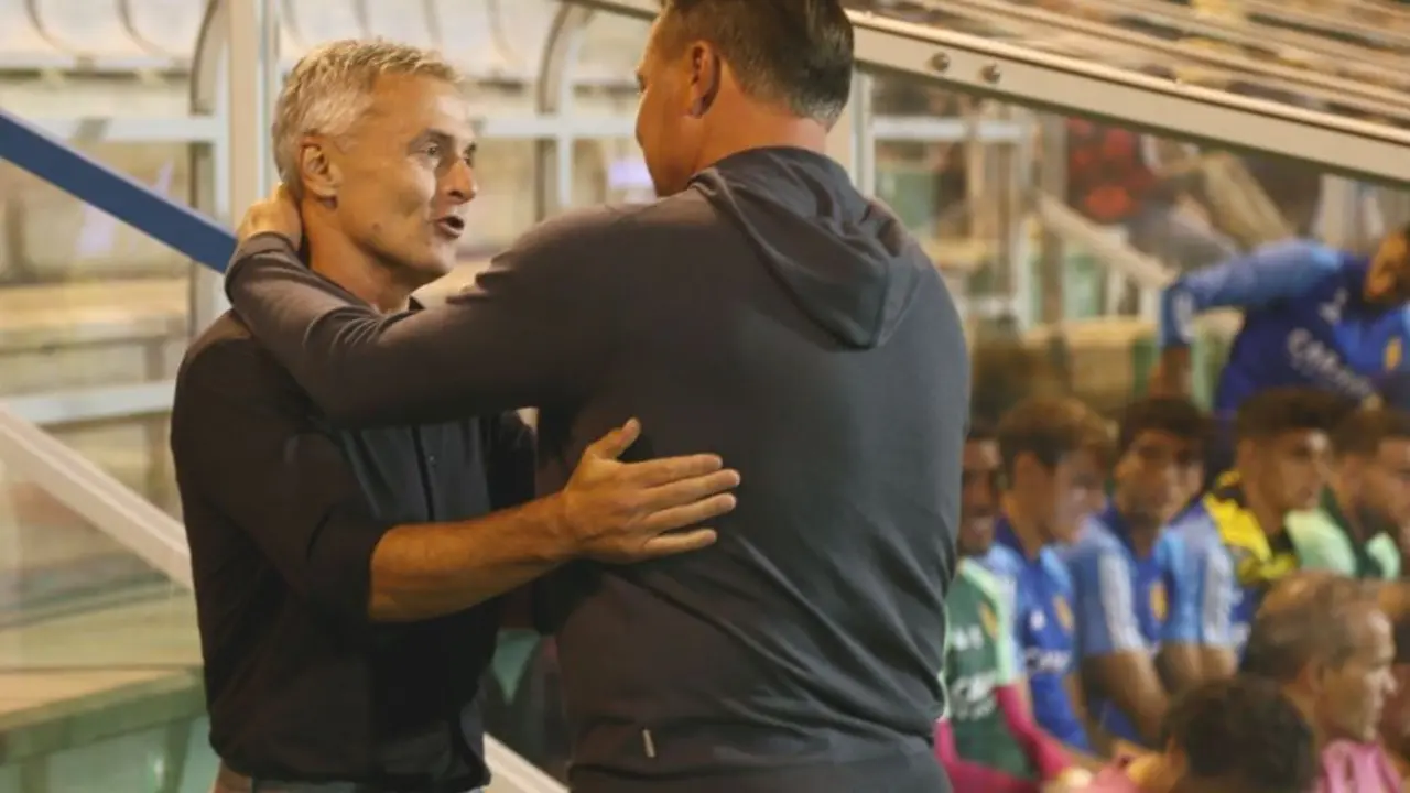 Escrib&aacute; minutos antes del inicio del partido contra El Ferrol saluda al entrenador rival. Foto: LaLiga