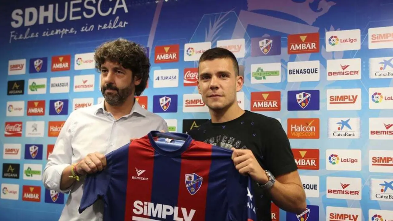&Aacute;lex Gallar y Emilio Vega en la presentaci&oacute;n del futbolista con la SD Huesca
