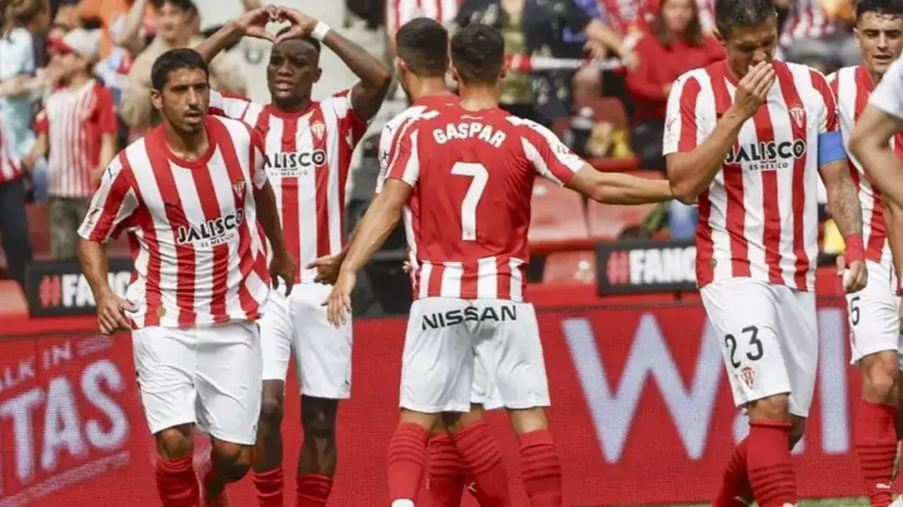 La plantilla del Sporting de Gij&oacute;n celebrando un gol anotado. Foto: La Liga.