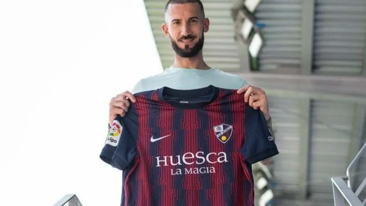 &Oacute;scar Sielva con la camiseta del Huesca cuando firm&oacute; por el club