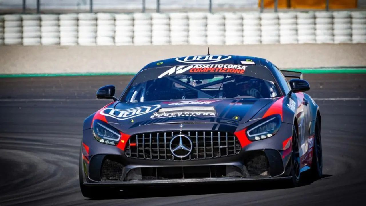 Guillermo Aso pilotar&aacute; el espectacular Mercedes sobre el asfalto del Circuit de Catalunya en la elite del GT4. Foto: Juanjo Avi&ntilde;o