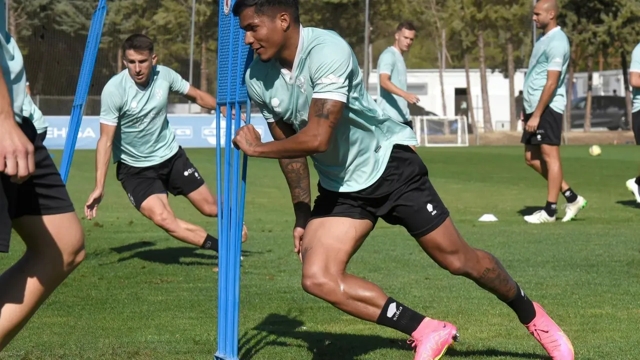 Jovanni Bol&iacute;var en un entrenamiento de la SD Huesca