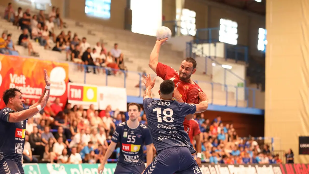 Dij&agrave; se eleva sobre la defensa de Benidorm para lanzar a porter&iacute;a en el partido de la primera vuelta. Foto: Edwin Van't Hek