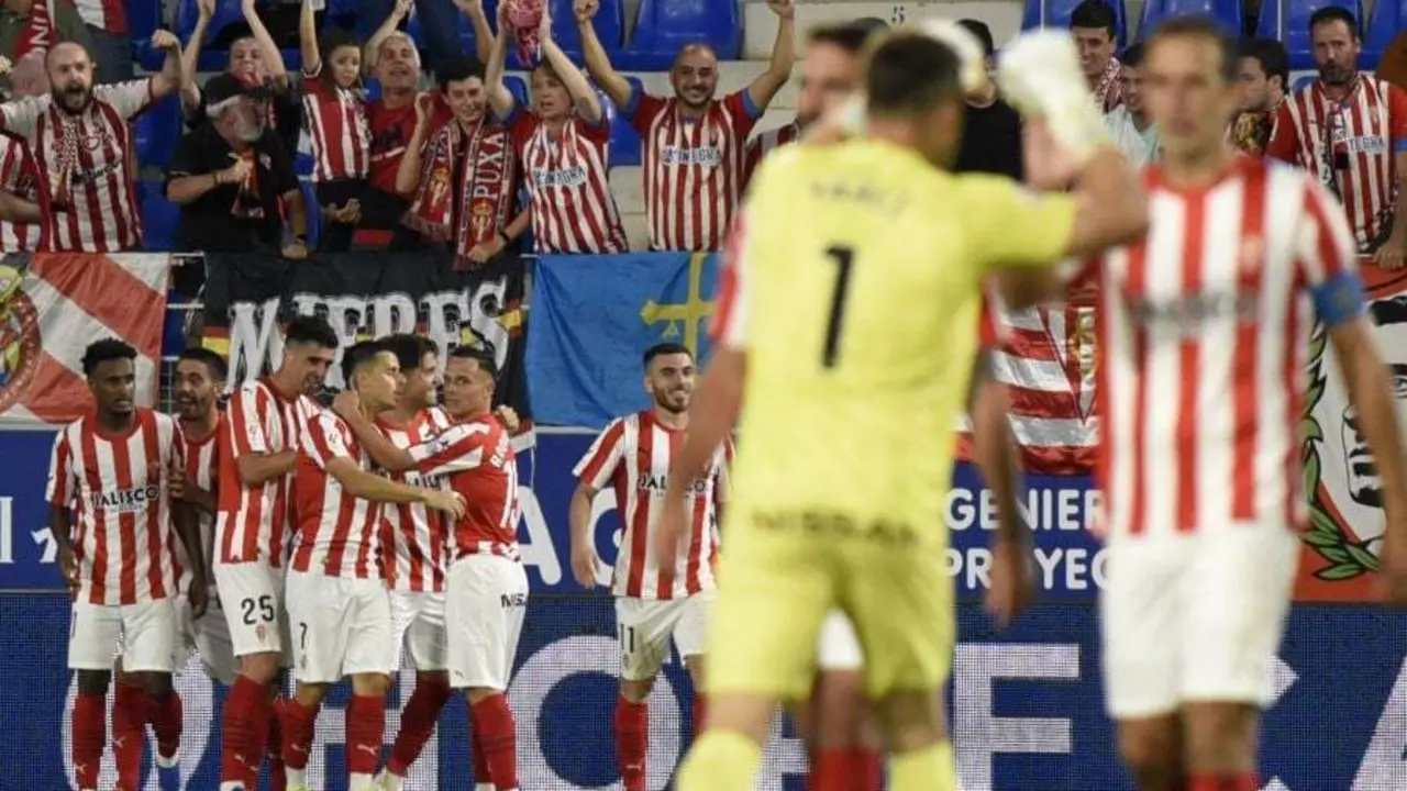 Ya&ntilde;ez, exportero del Huesca, celebra el gol del Sporting en El Alcoraz. Foto: LaLiga
