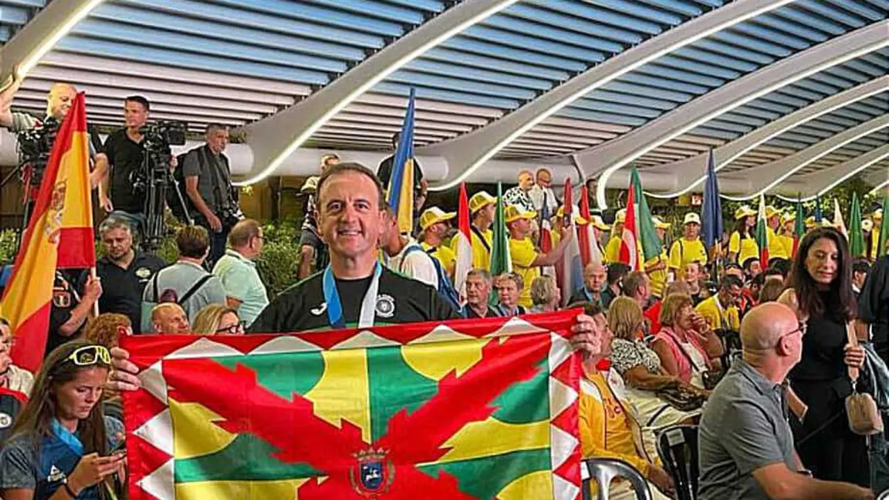 Michel Pascual,, posa orgulloso con la bandera de Huesca en los Juegos que se celebran en Torrelavega. Foto: Cedida