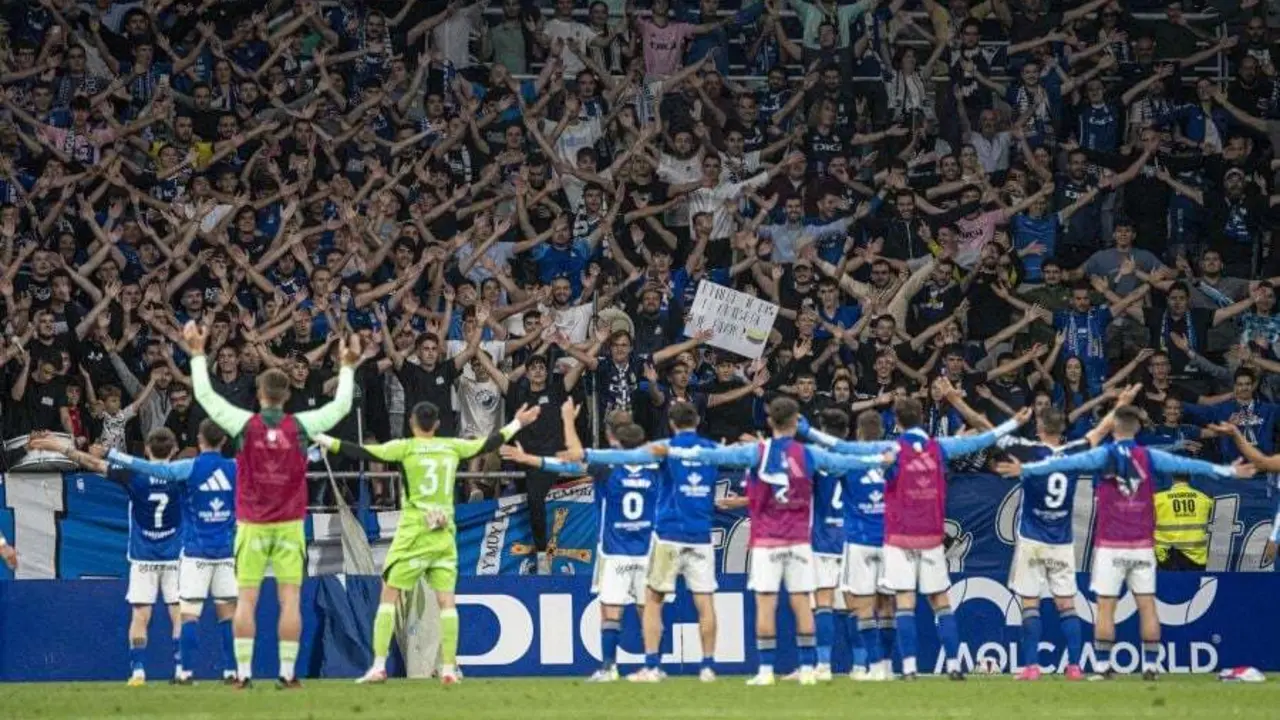 la afici&oacute;n del oviedo celebr&oacute; con sus jugadores el triunfo sobre el Huesca. Foto: LaLiga