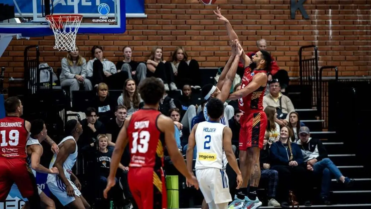 Okafor suelta un gancho ante la mirada de Smith y 'Sule' | Foto: FIBA