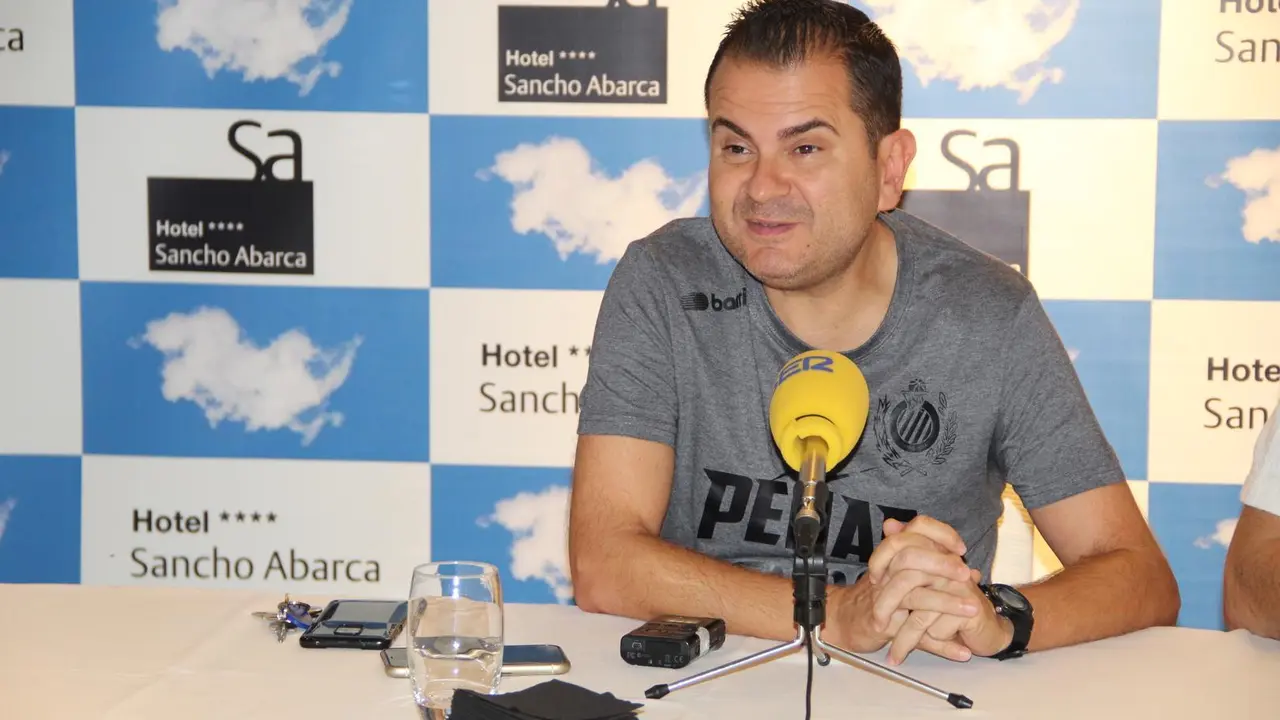 Rafa Sanz, en la imagen, durante la rueda de prensa previa al partido contra Melilla. Foto: CB Pe&ntilde;as