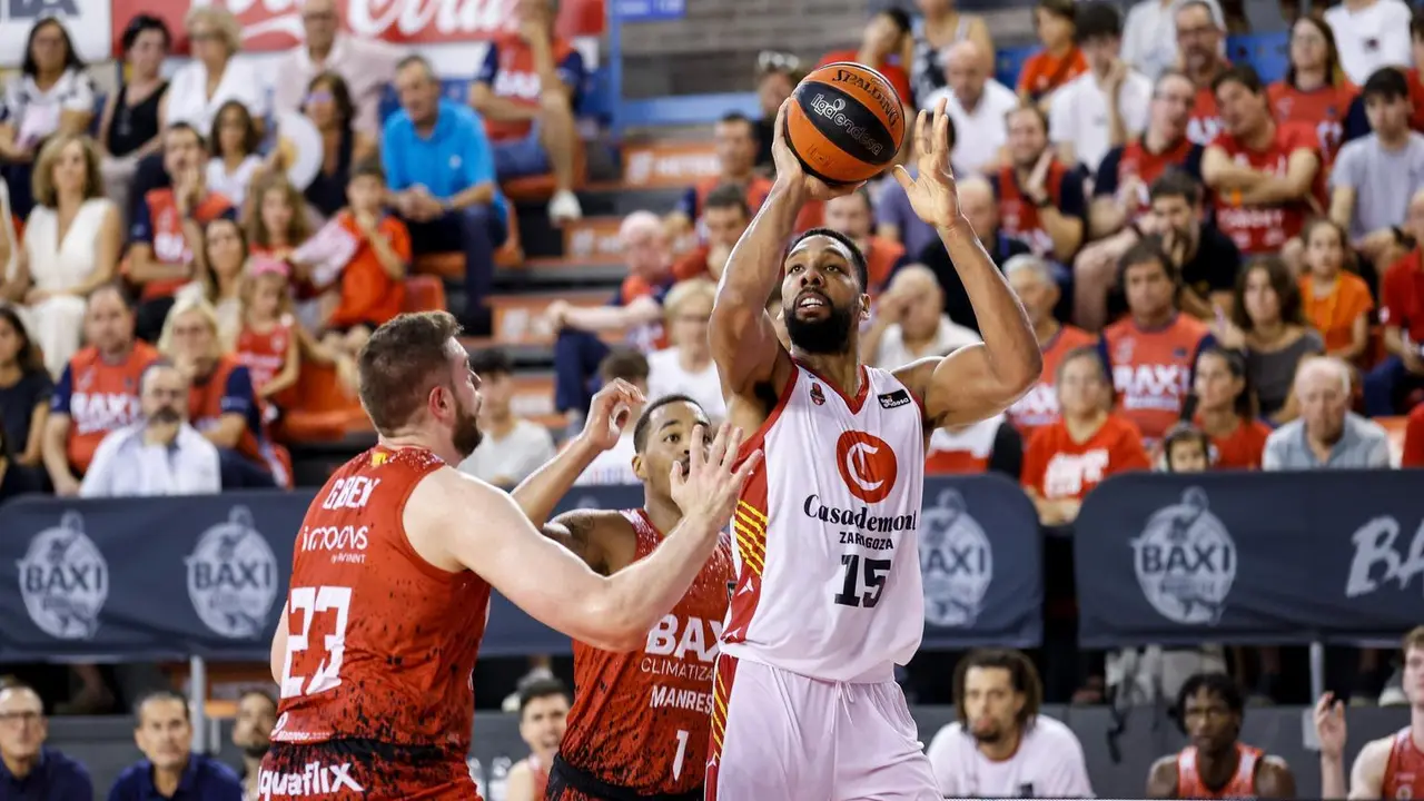 Okafor lanza ante la defensa de Geben / Fotograma de Casademont Zaragoza