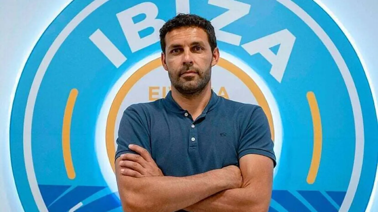 Javi Baraja posa con el escudo del Ibiza