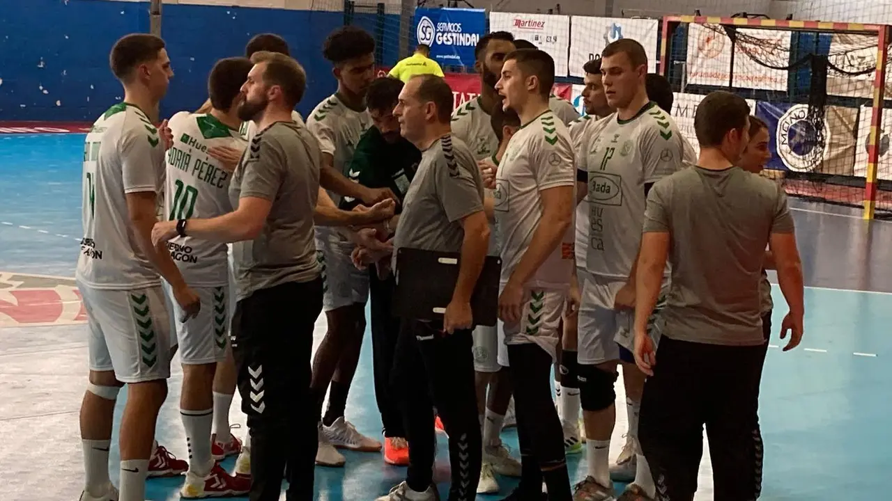 Tiempo muerto del Bada Huesca en el partido contra el Fundaci&oacute;n Agustinos que le ha eliminado de la Copa del Rey. Foto: Cedida