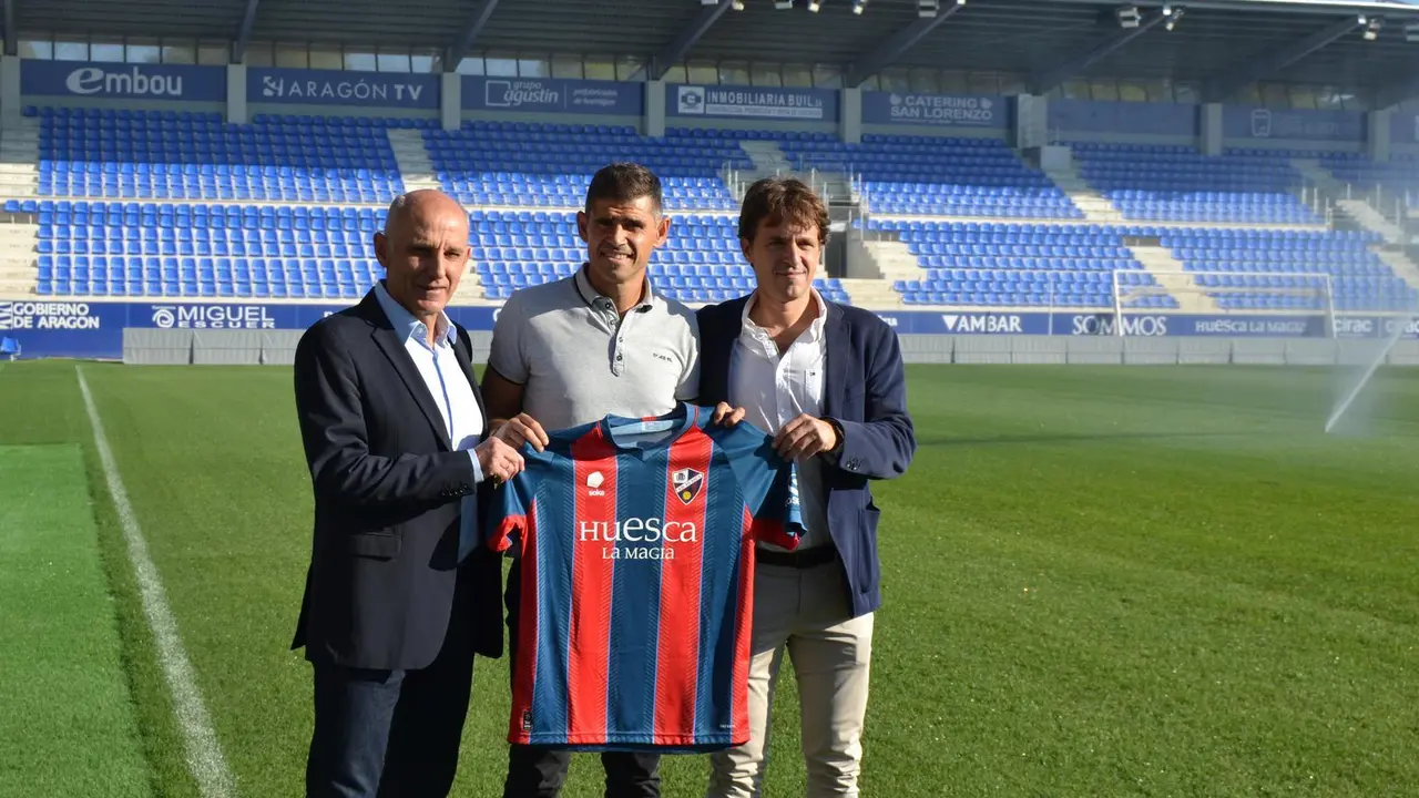 Mart&iacute;n Gonz&aacute;lez, Hidalgo y Josete Ortas, con la camiseta de la SD Huesca sobre el campo de El Alcoraz. Foto: Sportaragon