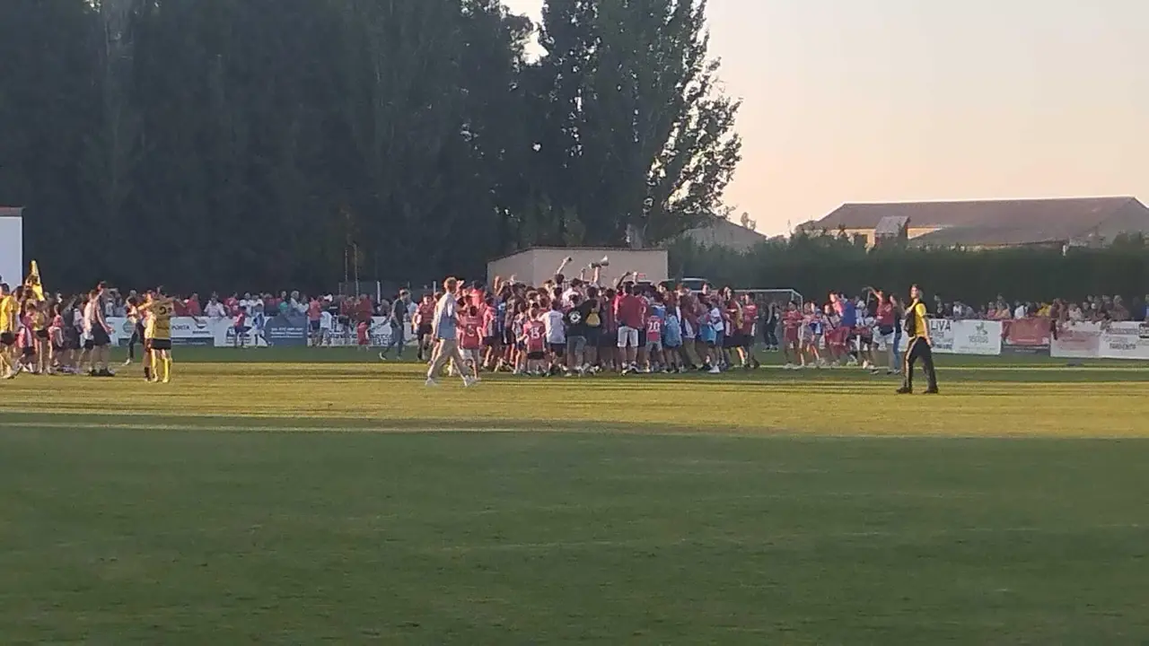 Cellebraci&oacute;n dell Tardienta de su clasificaci&oacute;n en la Copa del Rey que le garantiza un Primera en la siguiente ronda. Foto: Sportaragon