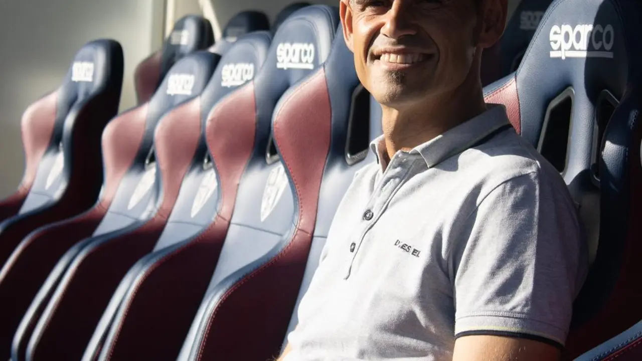 Antonio Hidalgo en el banquillo del Huesca