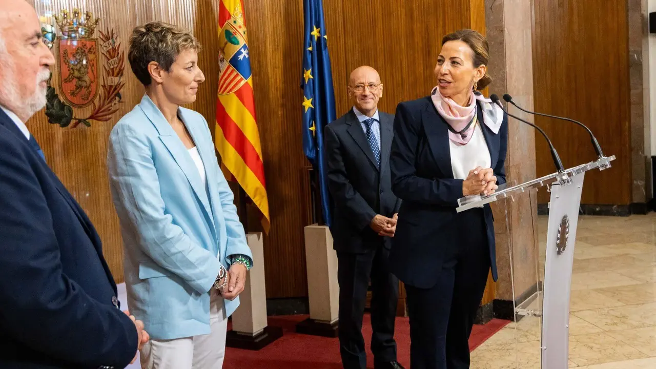 La alcaldesa de Zaragoza, Natalia Chueca, ha anunciado el acuerdo junto a Elisa Aguilar (FEB) 