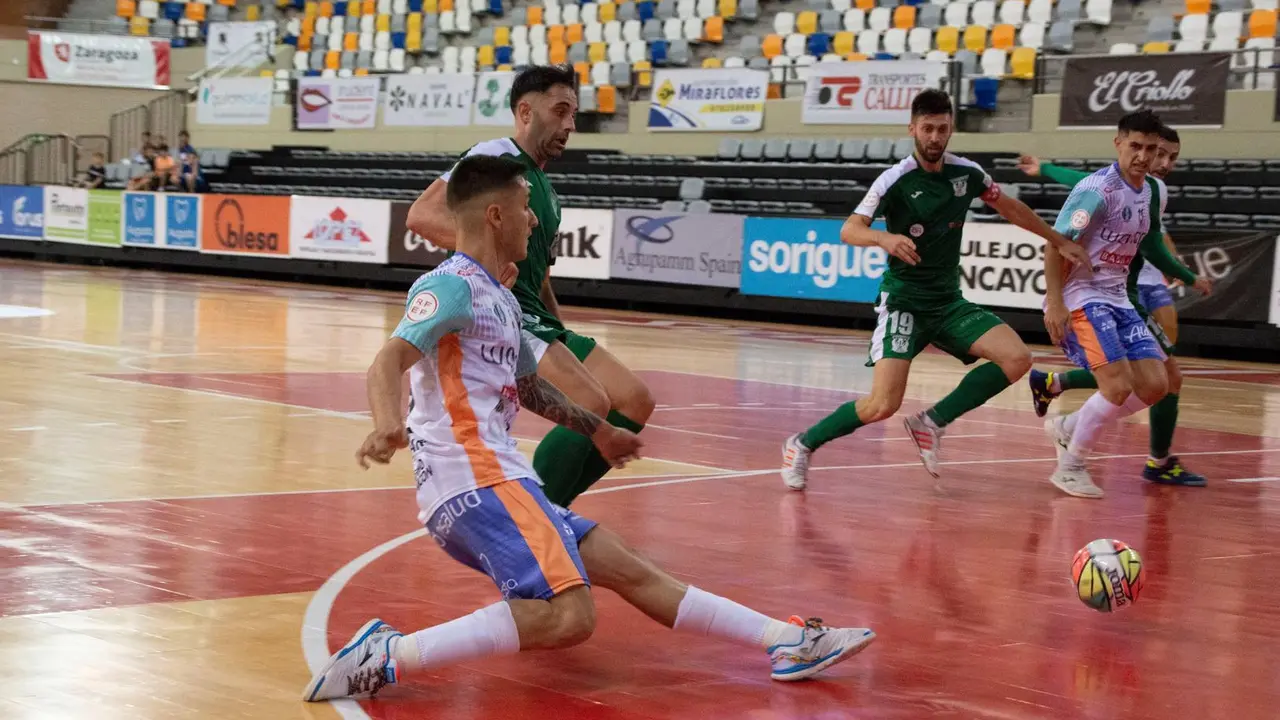 Pescio busca llegar a un remate en un partido de esta temporada | Foto: Pedro Luis Serrano