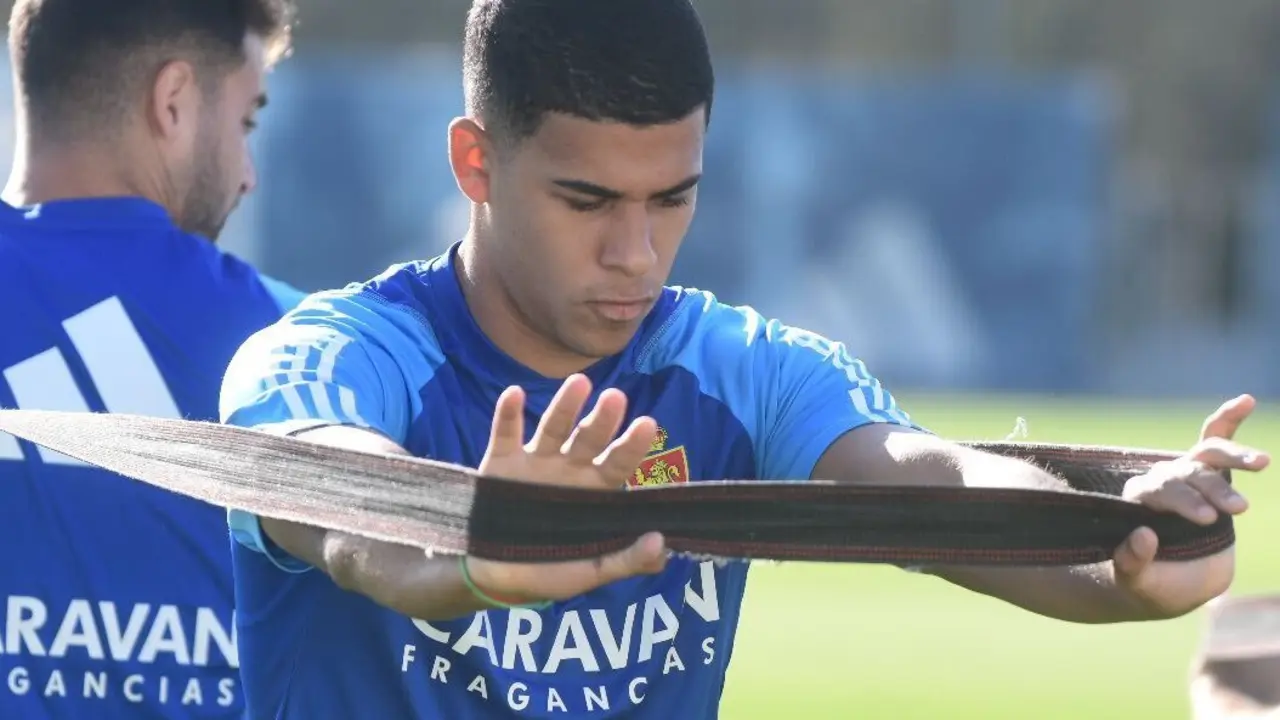 El Real Zaragoza se mide en El Molin&oacute;n a un Sporting ganador en su feudo | Foto: Tino Gil / RZ