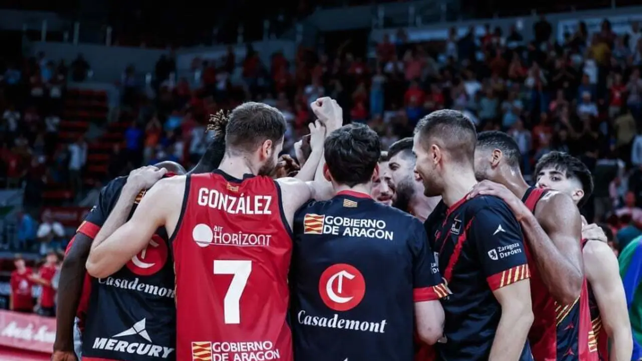 El equipo celebra el triunfo ante Unicaja | Foto: Esther Casas