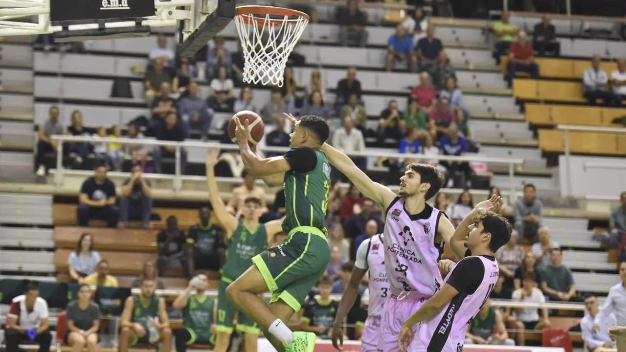 Nogu&eacute;s deja el bal&oacute;n en la canasta de Ponferrada en el partido disputado en Huesca. Foto: Ver&oacute;nica Lacasa