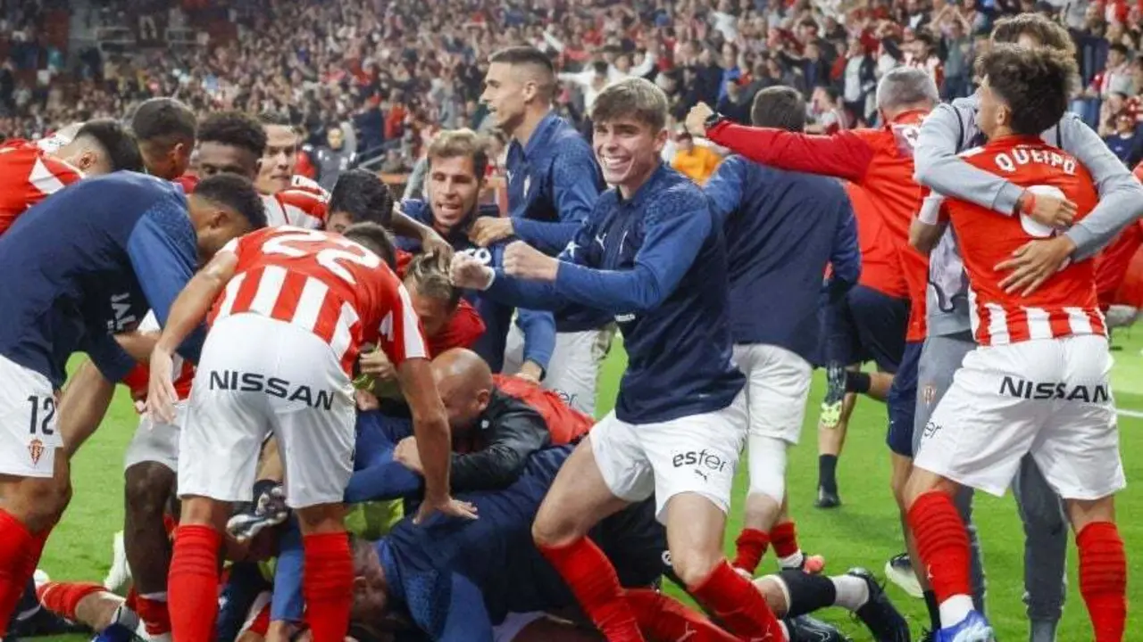 Los jugadores del Sporting celebran el gol de Insua que le dio el empate tras el fallo del portero del Real Zaragoza. Foto: LaLiga