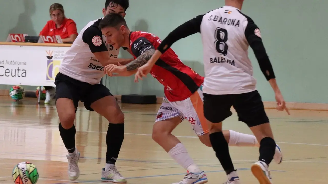 Tomi Pescio defiende el bal&oacute;n ante el ex de Sala 10, Sergio Barona | Foto: UA Ceut&iacute;