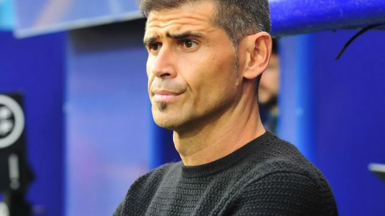 Hidalgo, entrenador del Huesca, atento en los primeros compases de su equipo contra el Eibar. Foto: LaLiga