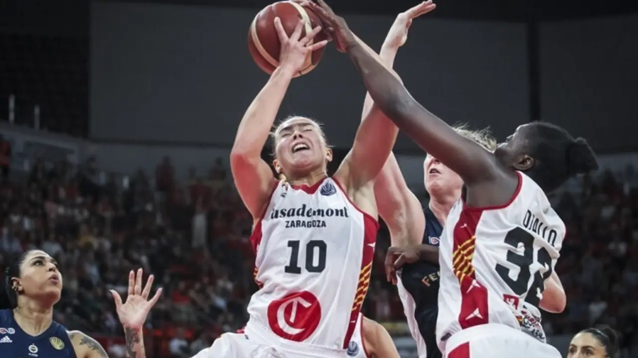 Leo Fiebich busca hacerse con un bal&oacute;n | Foto: FIBA
