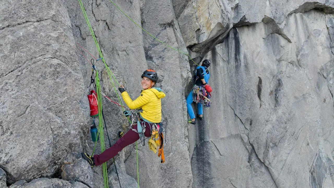 Uxue Loizu, escalando en una de las paredes de Groenlandia. Foto: Ponce