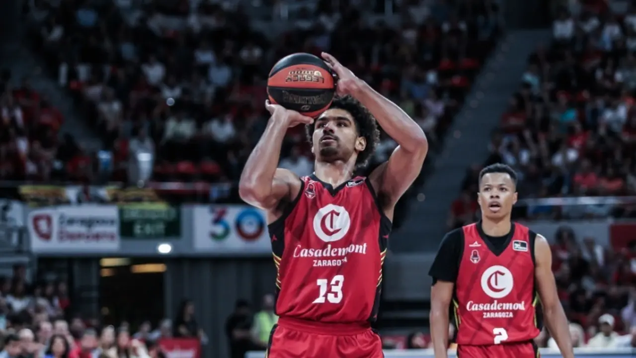 Mark Smith y Bell Haynes, ante el Baskonia | Foto: Esther Casas