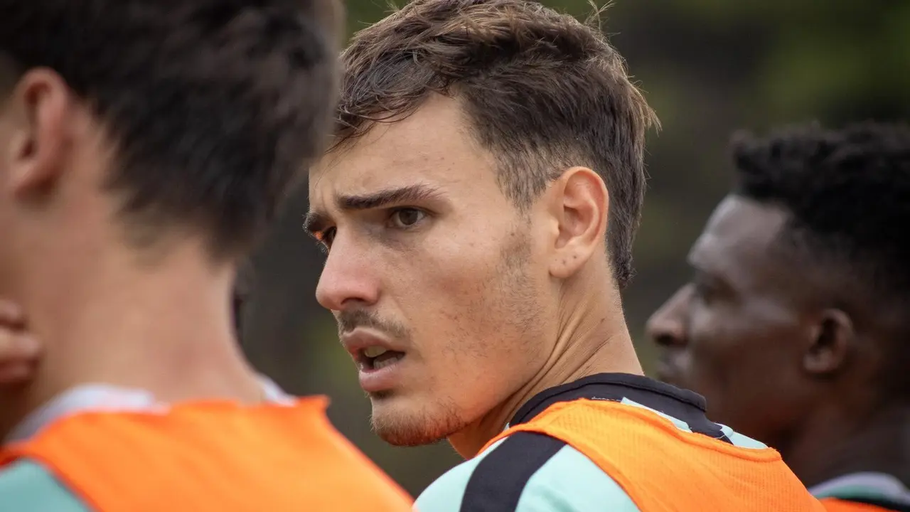 Hugo Vallejo en une entrenamiento del Huesca