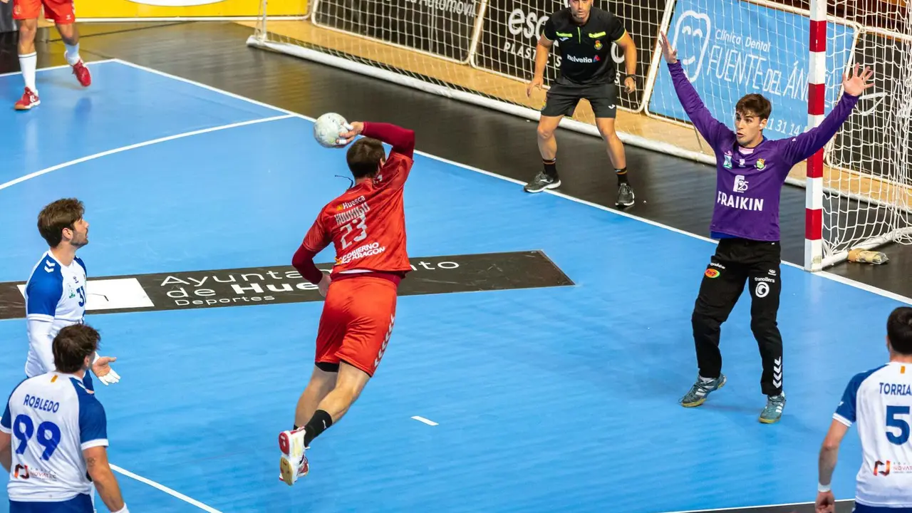 Rodrigo Benites, pivote del Bada Huesca, busca finalizar ante la porter&iacute;a de Granollers defendida por Rodr&iacute;guez. Foto: Andrey Sapizhak