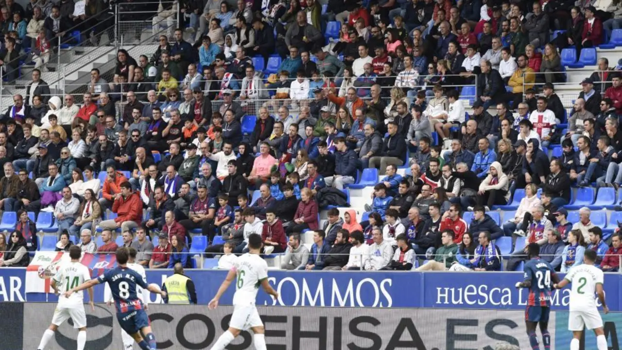 Aficionados de la SD Huesca en el partido contra el Elche en El Alcoraz. Foto: LaLiga