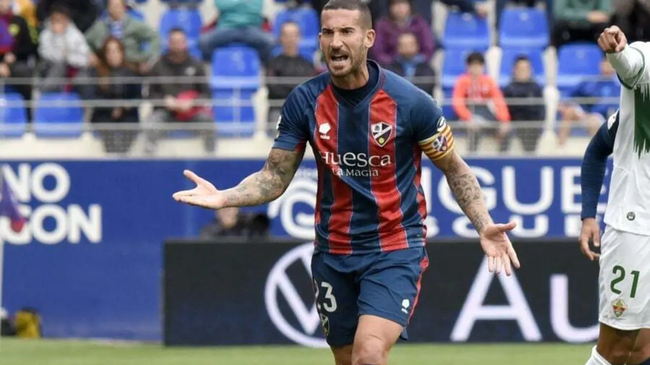 &Oacute;scar Sielva, con el brazalete de capit&aacute;n, protesta una decisi&oacute;n del &aacute;rbitro en el partido disputado en El Alcoraz contra el Elche. Foto: LaLiga