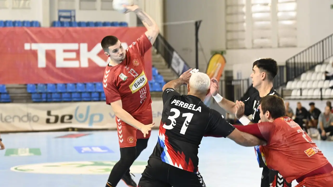 Mosquera lanza a la porter&iacute;a de Sinf&iacute;n en el partido que acab&oacute; con empate a 29 tantos. Foto: Diego G&oacute;mez