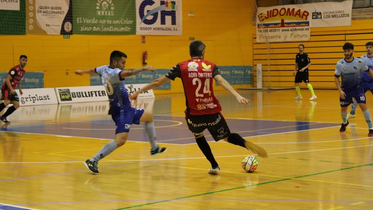 Adri Ortego intenta un remate 