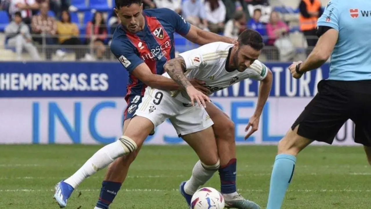 Rub&eacute;n Pulido pelea el esf&eacute;rico con Higinio en el Huesca-Albacete. Foto: La Liga